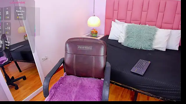 Amy Ferreira online show from December 17, 2025, 5:02 am