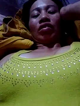 Snapshot of donna-bae chatting on April 17, 2026, 9:29 pm donna-bae online show from April 17, 2026, 9:29 pm