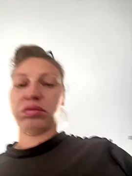 Cristalmegan online show from October 6, 2025, 8:01 am