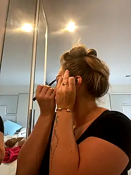 Cristalmegan online show from October 9, 2025, 10:46 am