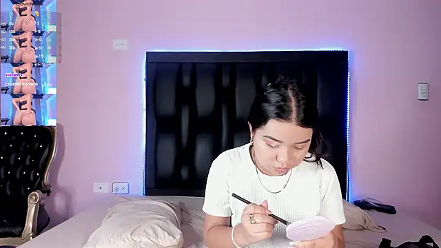 LunaWiill  online show from November 8, 2025, 12:16 pm