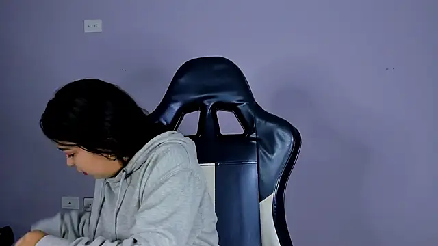 LunaWiill  online show from December 5, 2025, 12:14 pm