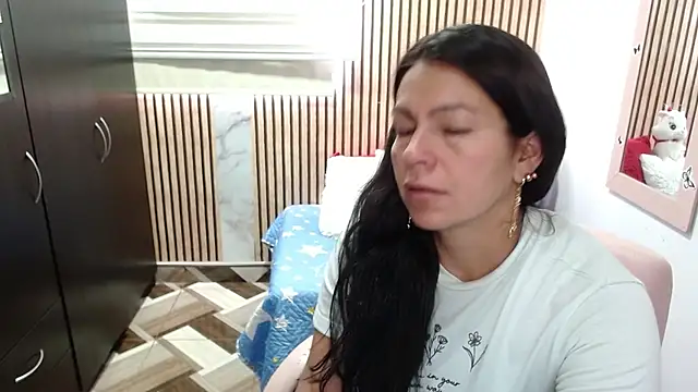 camilavargas  online show from June 6, 2026, 9:41 pm