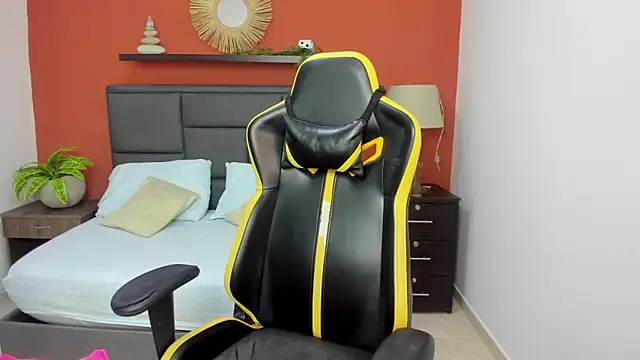 molly lovee  online show from September 25, 2025, 11:47 am