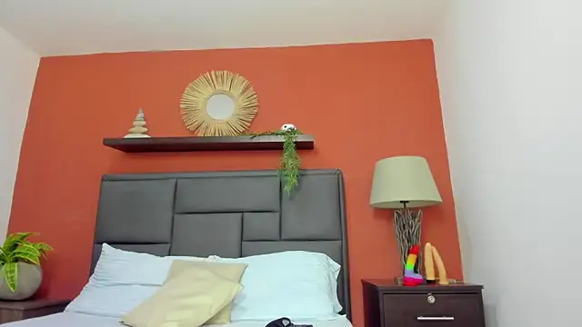 molly lovee  online show from September 30, 2025, 11:59 am