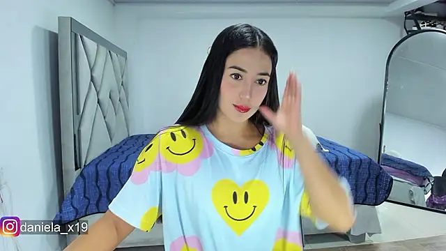 Snapshot of Daniela_x19 chatting on February 5, 2026, 12:37 am Daniela x19 online show from February 5, 2026, 12:37 am