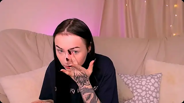 MollyKissy online show from November 16, 2025, 9:37 am