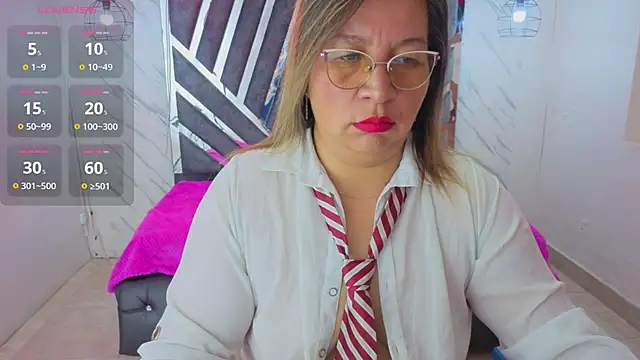 Snapshot of MaylinRosse_ chatting on May 15, 2026, 6:59 pm MaylinRosse online show from May 15, 2026, 6:59 pm