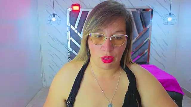 Snapshot of MaylinRosse_ chatting on May 20, 2026, 6:58 pm MaylinRosse online show from May 20, 2026, 6:58 pm