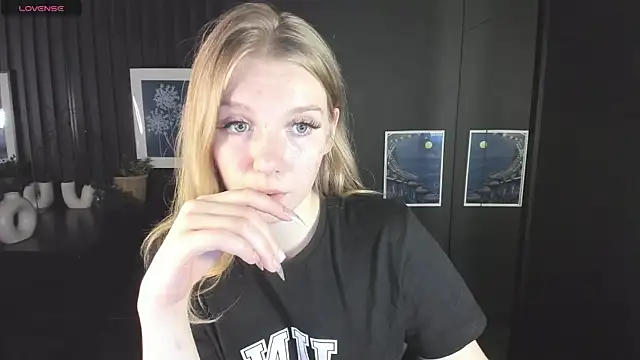 Layla Glam online show from September 26, 2025, 1:15 pm