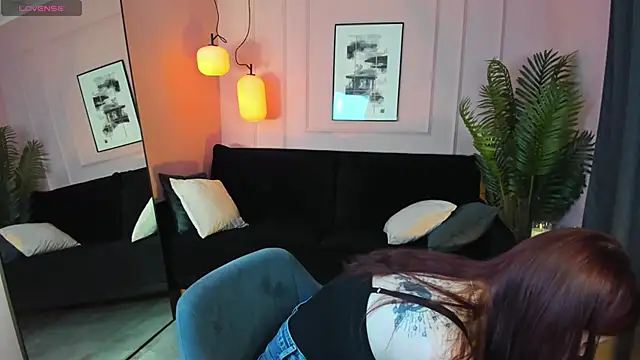 Layla Glam online show from October 19, 2025, 1:34 pm