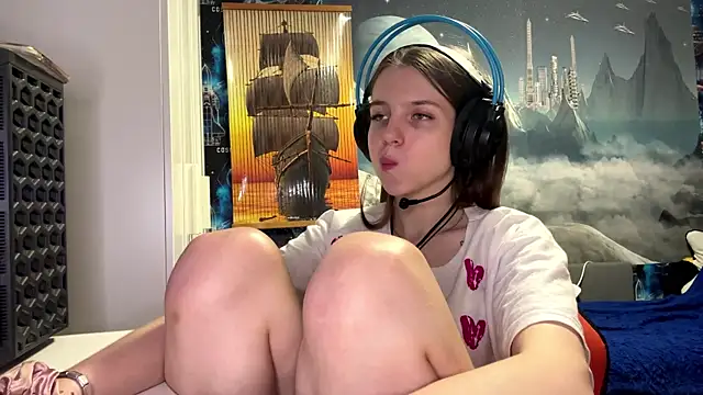 Elira Breeze online show from December 1, 2025, 4:56 pm