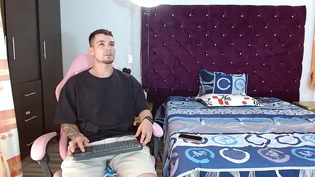 BooyHott  online show from November 8, 2025, 6:51 pm