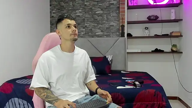 BooyHott  online show from February 21, 2026, 7:37 pm