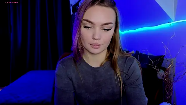 KitsyMoore online show from November 25, 2025, 1:11 pm