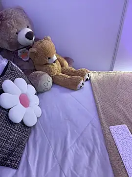 Mericute  online show from April 26, 2026, 12:30 am