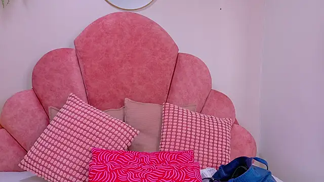 MyApril   online show from November 14, 2025, 11:42 am