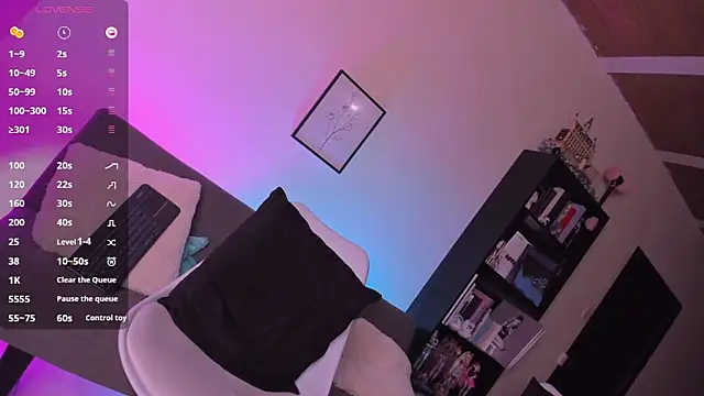 QueenAri  online show from October 8, 2025, 10:51 pm