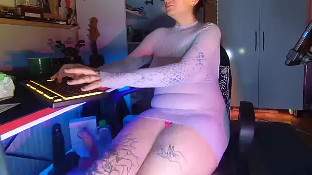 creameerryy21 online show from November 24, 2025, 10:31 pm