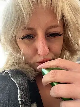 RonnieKiss online show from April 10, 2026, 6:29 am