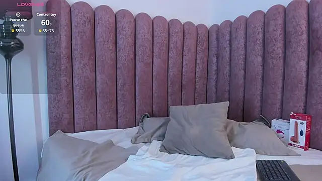 VanessaParis   online show from October 7, 2025, 8:39 pm