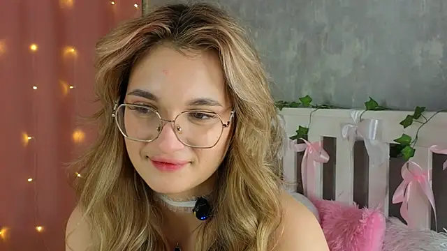 vivyboo111 online show from February 18, 2026, 9:00 pm