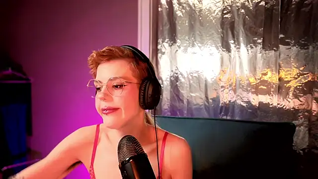 tacodeluxxxe online show from March 21, 2026, 2:49 am