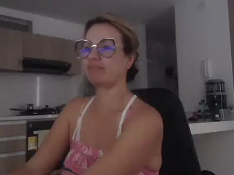 LovePaula online show from December 15, 2024, 8:47 pm