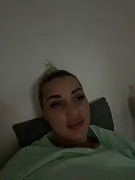 Giullyaxx online show from October 15, 2025, 5:02 pm