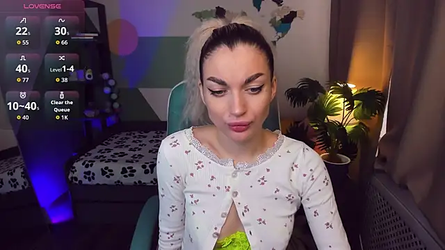 Snapshot of Alice_Cutieee chatting on October 6, 2025, 10:34 am Alice Cutieee online show from October 6, 2025, 10:34 am