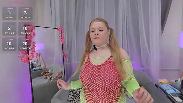  Luna Sweety  online show from October 4, 2025, 9:13 pm