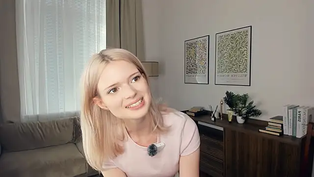 Snapshot of LaureMestler chatting on October 4, 2025, 8:45 am LaureMestler online show from October 4, 2025, 8:45 am