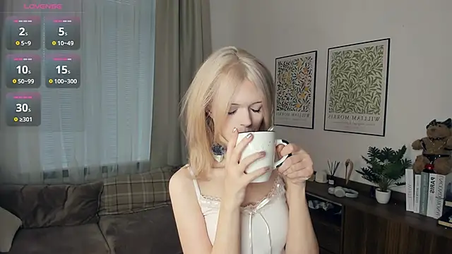 Snapshot of LaureMestler chatting on November 22, 2025, 8:35 am LaureMestler online show from November 22, 2025, 8:35 am