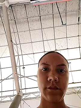 Mia-Reyes online show from October 29, 2025, 1:46 pm