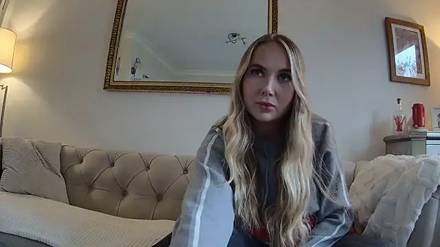 Snapshot of BarbieDolly_x chatting on October 8, 2025, 2:36 pm BarbieDolly x online show from October 8, 2025, 2:36 pm