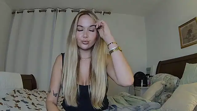 Snapshot of BarbieDolly_x chatting on October 18, 2025, 7:14 pm BarbieDolly x online show from October 18, 2025, 7:14 pm