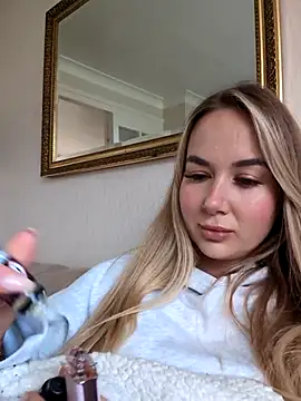 Snapshot of BarbieDolly_x chatting on October 23, 2025, 1:43 pm BarbieDolly x online show from October 23, 2025, 1:43 pm