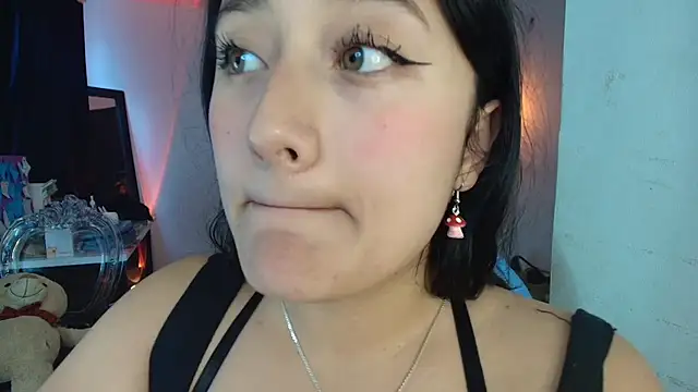 Hinata 21  online show from April 16, 2026, 9:04 pm