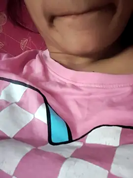 Snapshot of Queen-Bee143 chatting on February 19, 2026, 3:13 am Queen-Bee143 online show from February 19, 2026, 3:13 am