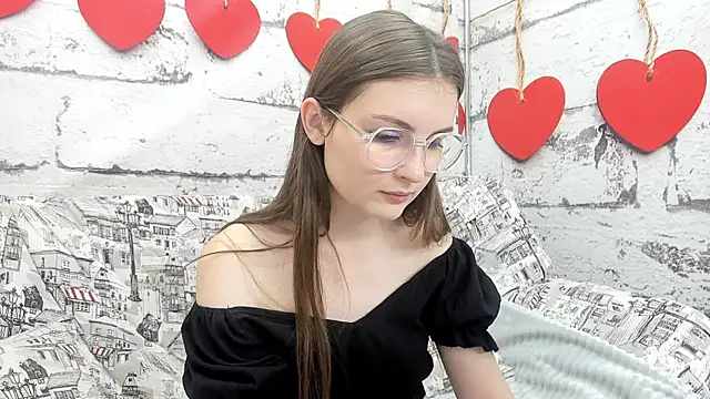 Snapshot of Shyly_Lisa chatting on October 18, 2025, 2:03 am Shyly Lisa online show from October 18, 2025, 2:03 am