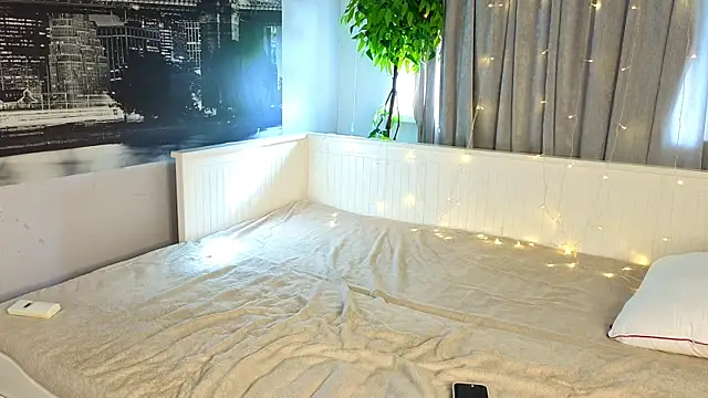 MilaYumi online show from November 23, 2025, 9:20 am