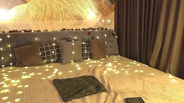 MilaYumi online show from March 10, 2026, 9:47 am