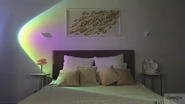 Nicole Broown  online show from November 5, 2025, 9:15 pm