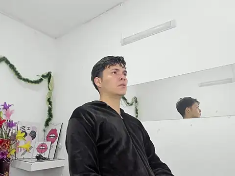 Aaron Foxxx online show from December 22, 2025, 12:24 pm