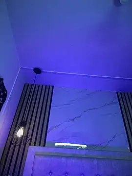 Honey noir online show from December 17, 2025, 7:53 pm