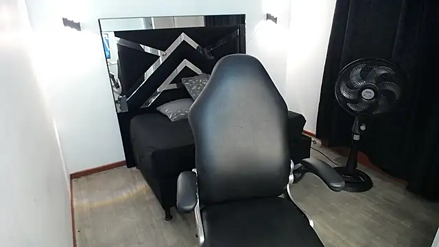 Snapshot of MarianaRojas_ chatting on April 22, 2026, 8:50 am MarianaRojas online show from April 22, 2026, 8:50 am