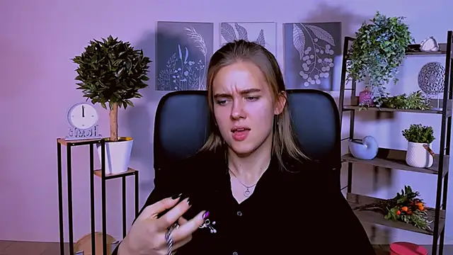 JuneWoods online show from October 17, 2025, 12:19 pm