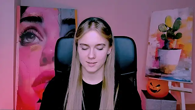 JuneWoods online show from November 1, 2025, 11:12 am