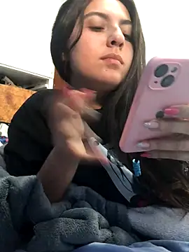 Snapshot of larj021bb chatting on November 10, 2025, 8:19 pm larj021bb online show from November 10, 2025, 8:19 pm