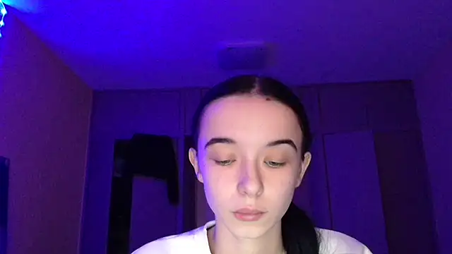 Emilia Light online show from November 21, 2025, 6:23 am